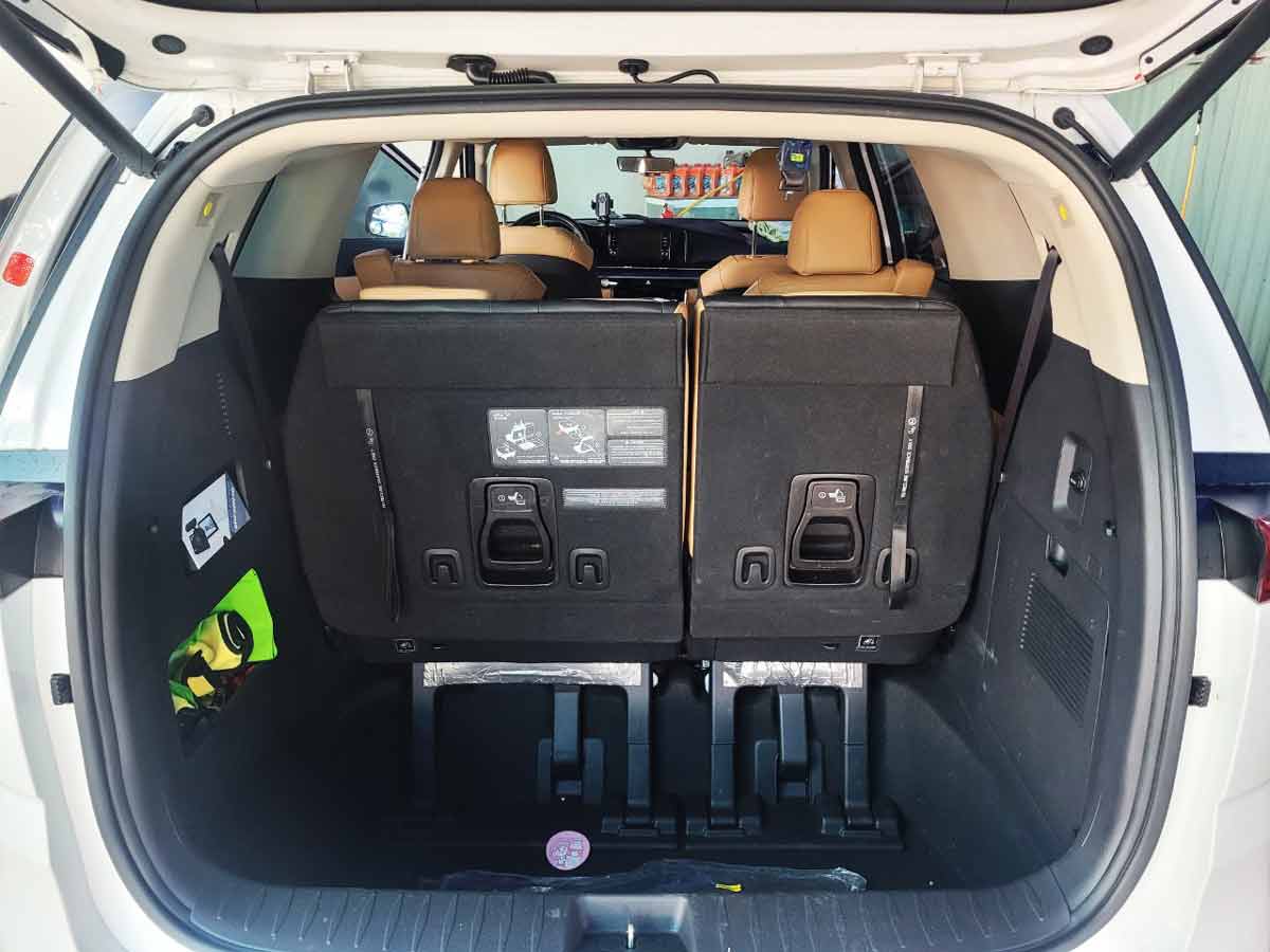 Khoang chứa hành lý xe Kia Carnival cho thuê