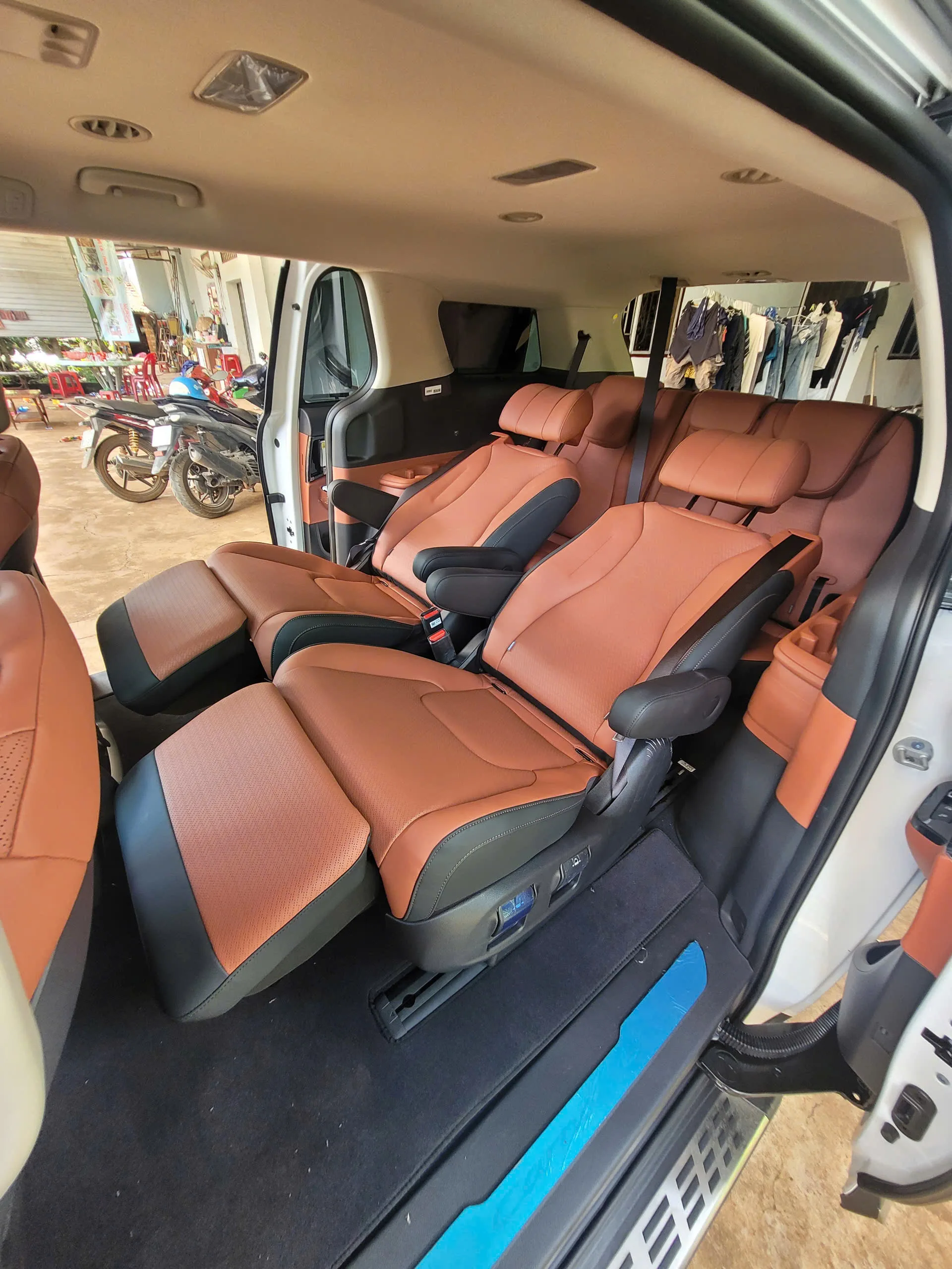 Cho thuê xe Carnival, Sedona tại Hà Nội, sân bay Nội Bài 143 Cho thue xe Carnival TPHCM 09