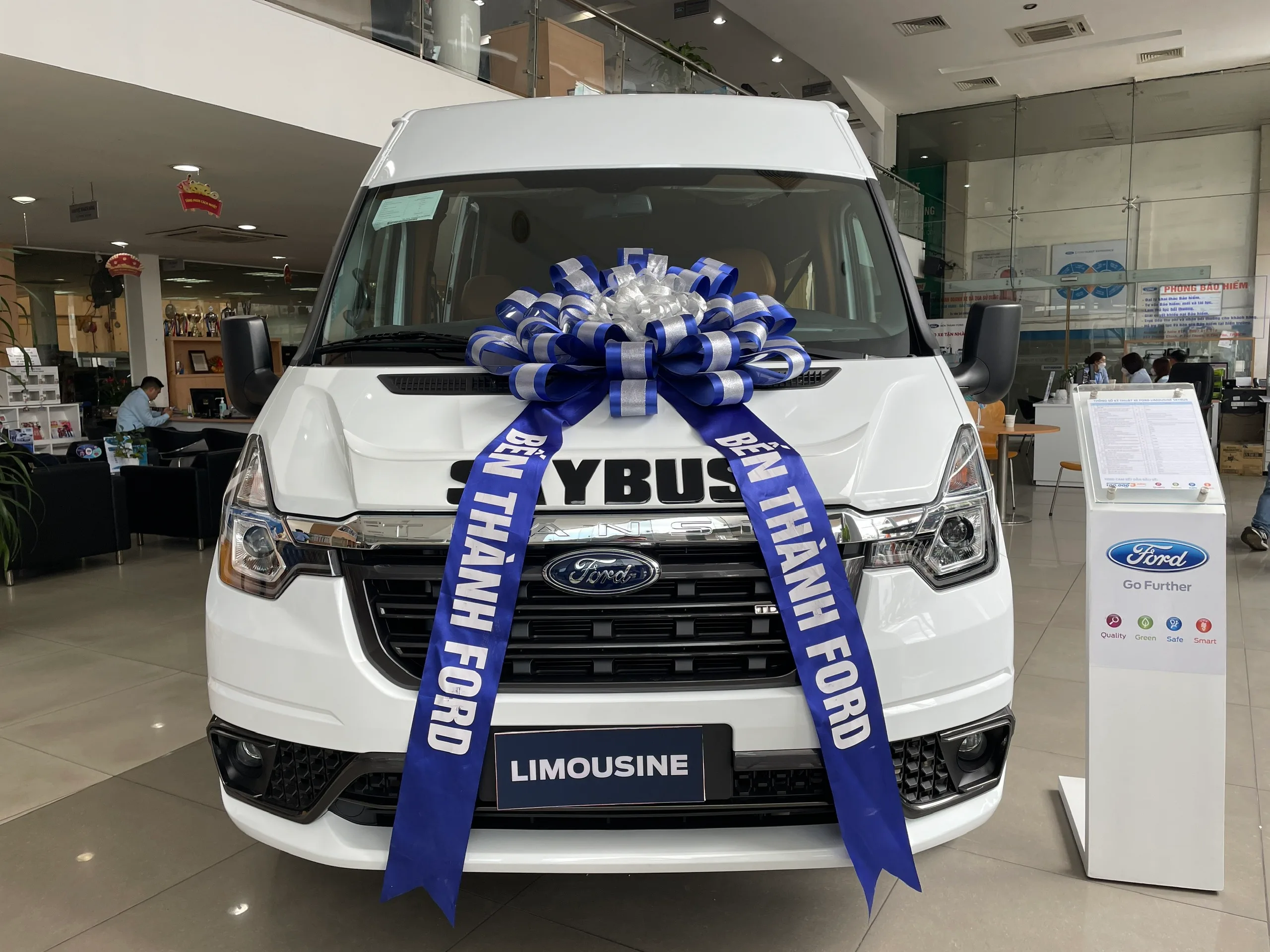 Hình ảnh nội ngoại thất dòng xe Limousin Ford Transit 9 chỗ
